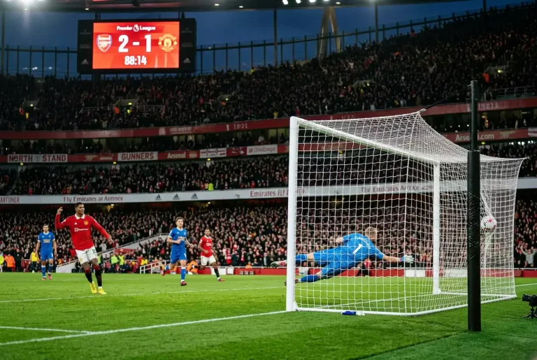 Deux équipes de football marquant chacune un but lors d'un match de Premier League