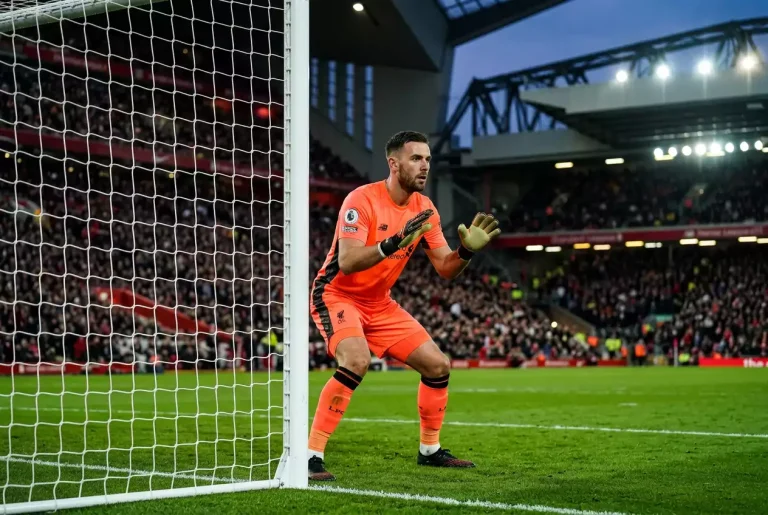Gardien de but de Premier League défendant sa cage lors d'un match