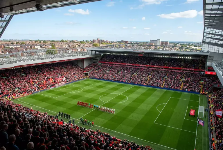 Terrain de football de Premier League vu depuis les tribunes avec les deux équipes