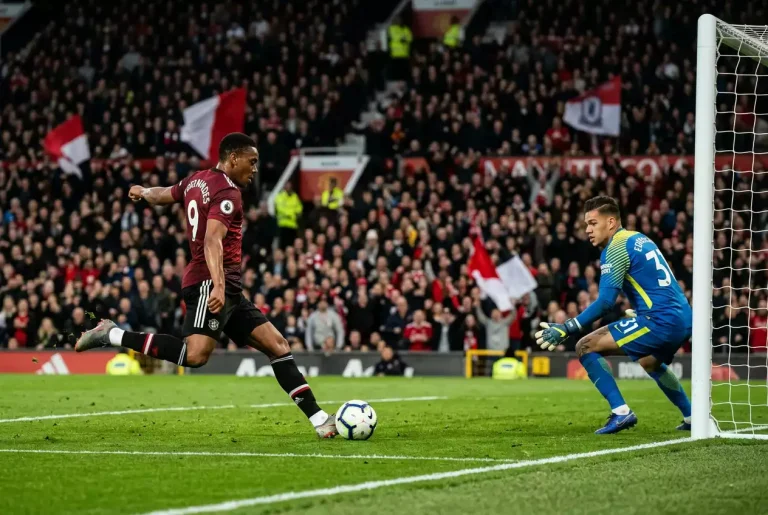 Attaquant de Premier League en position de tir devant le but