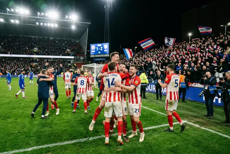 Joueurs d'une petite équipe de Premier League célébrant une victoire surprise
