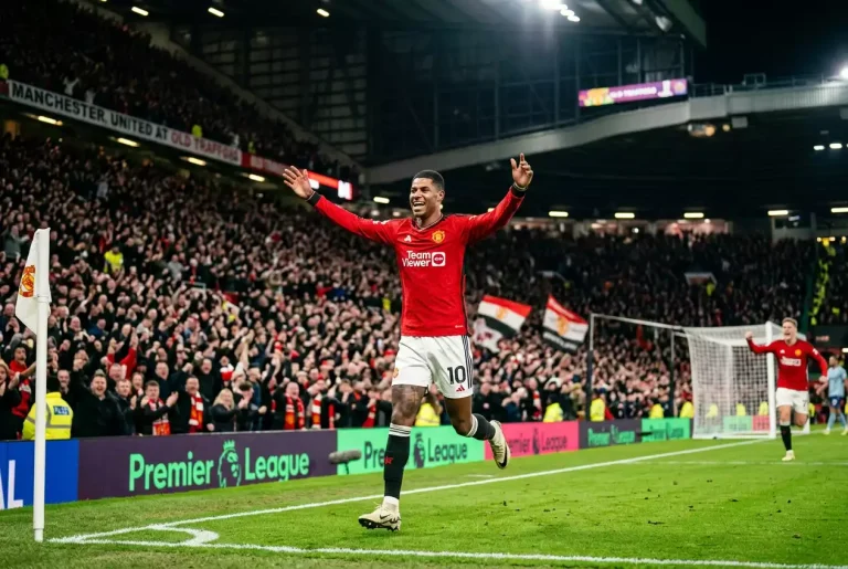 Joueur de football célébrant un but lors d'un match de Premier League