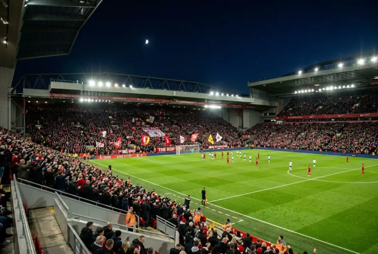 Vue d'Anfield, le stade de Liverpool FC, lors d'un soir de match