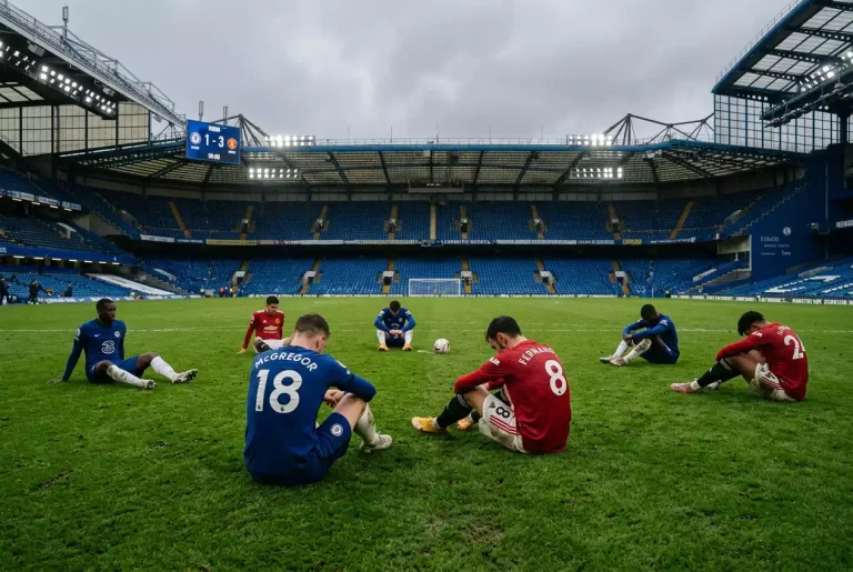Joueurs de football abattus après une défaite en Premier League